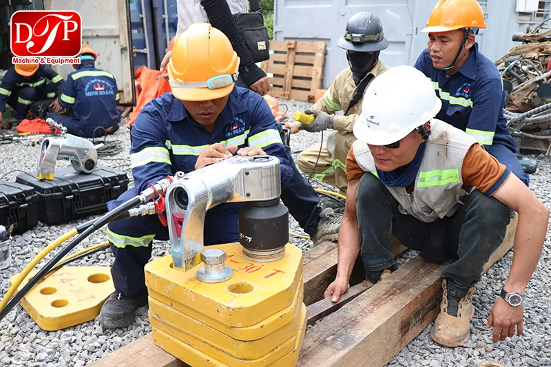 TỔNG BÀN GIAO & TRAINING THIẾT BỊ SIẾT BULONG THỦY LỰC CHO DỰ ÁN ĐIỆN GIÓ TẠI QUẢNG TRỊ